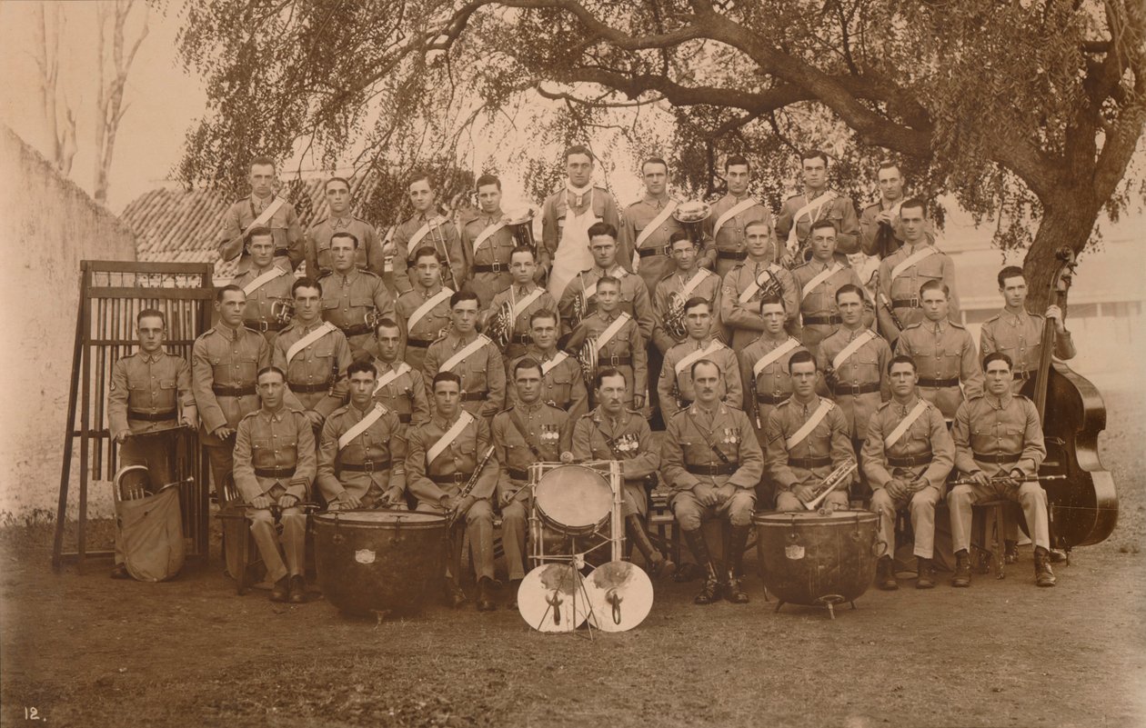 La banda del battaglione del primo battaglione, il reggimento reale del Kent occidentale della regina. Poona, India, 1 da Unbekannt