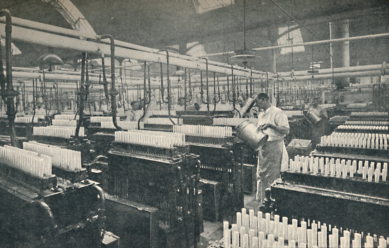 La stanza della modellatura delle candele, c1917 da Unbekannt
