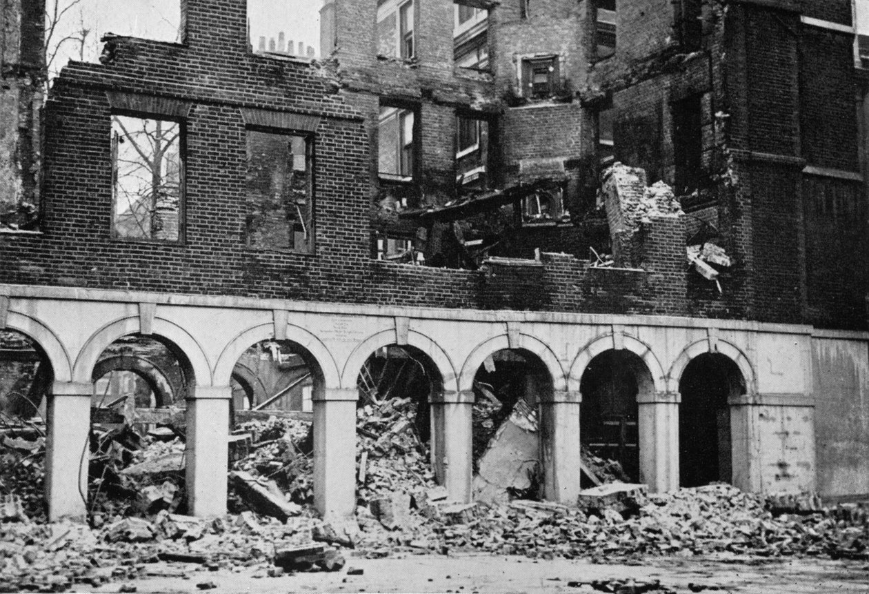 I Chiostri nel Tempio dopo essere stati Distrutti dal Fuoco, 1941 da Unbekannt