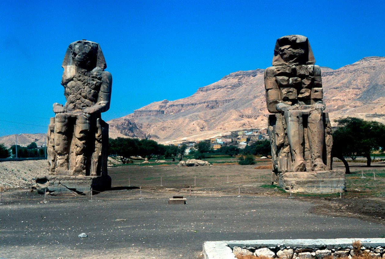 I colossi di Memnone, vicino alla Valle dei Re, Egitto, XIV secolo a.C. da Unbekannt