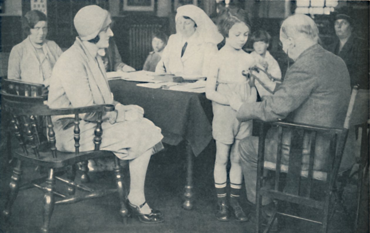 Il dottore ascolta il battito cardiaco di un bambino, c1935 da Unbekannt
