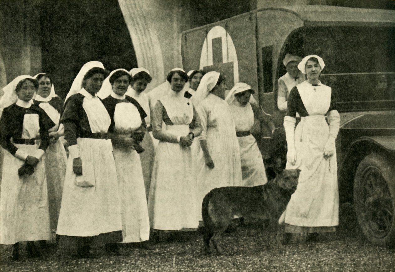 La Duchessa di Westminster con le infermiere, Le Touquet, Prima Guerra Mondiale, 1914, c1920 da Unbekannt
