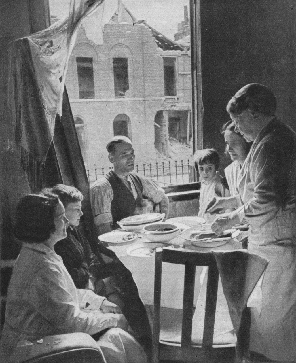 La famiglia deve mangiare, c1940 da Unbekannt