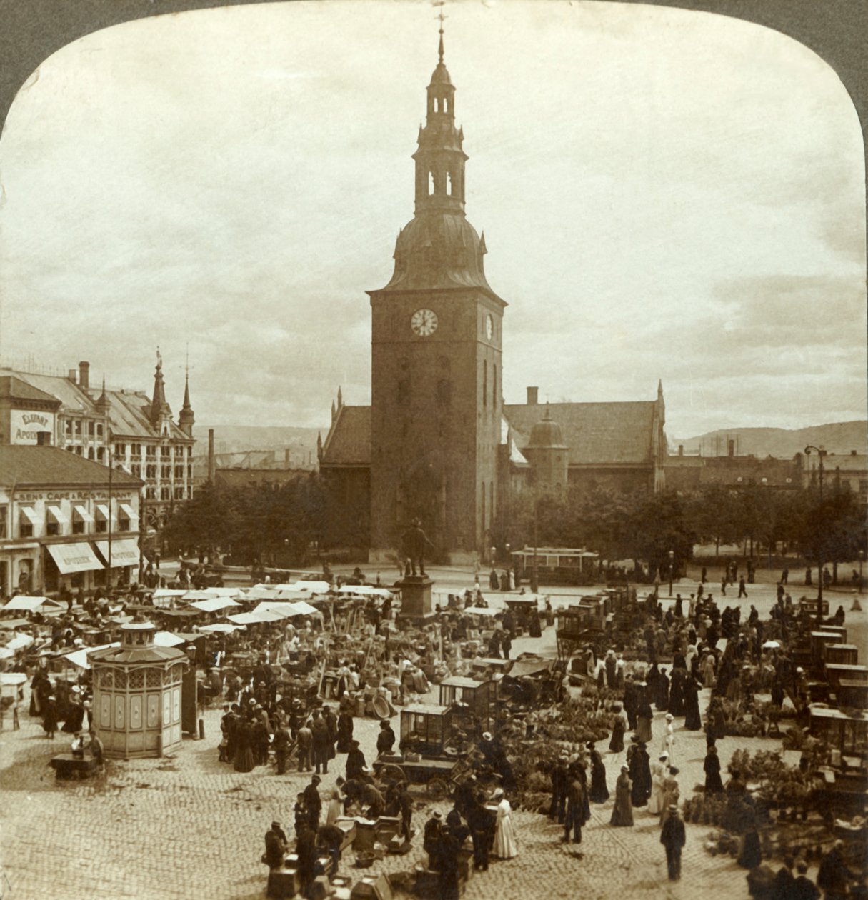 Il grande mercato intorno alla statua di Christian IV, Christiania, Norvegia, c1905 da Unbekannt