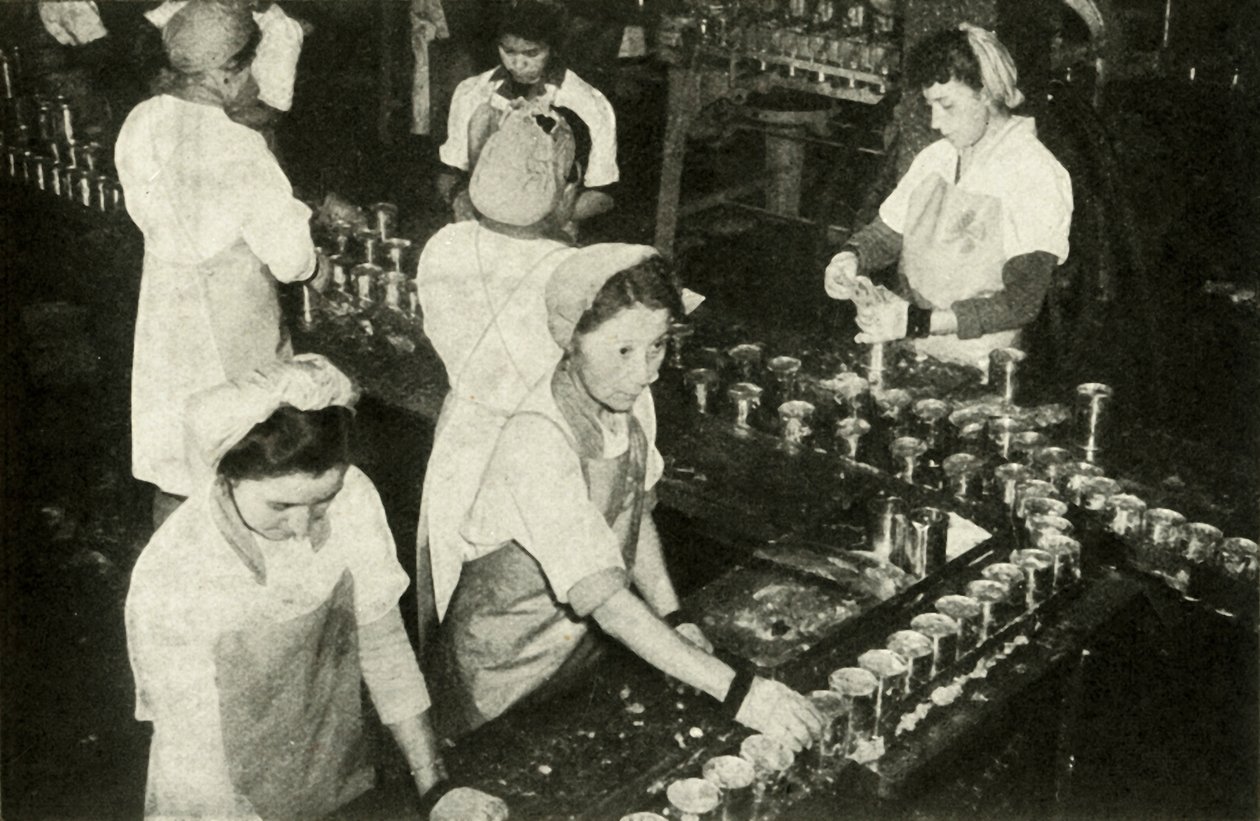 La grande industria del salmone - Ragazze indiane che lavorano nel reparto inscatolamento da Unbekannt