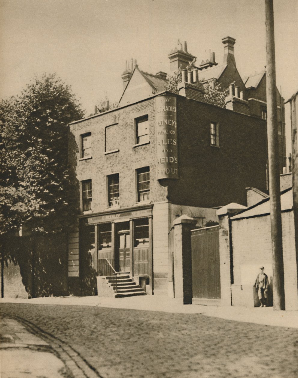 Il granatiere a Wilton Mews, dove i cocchieri non bevono più, c1935 da Unbekannt