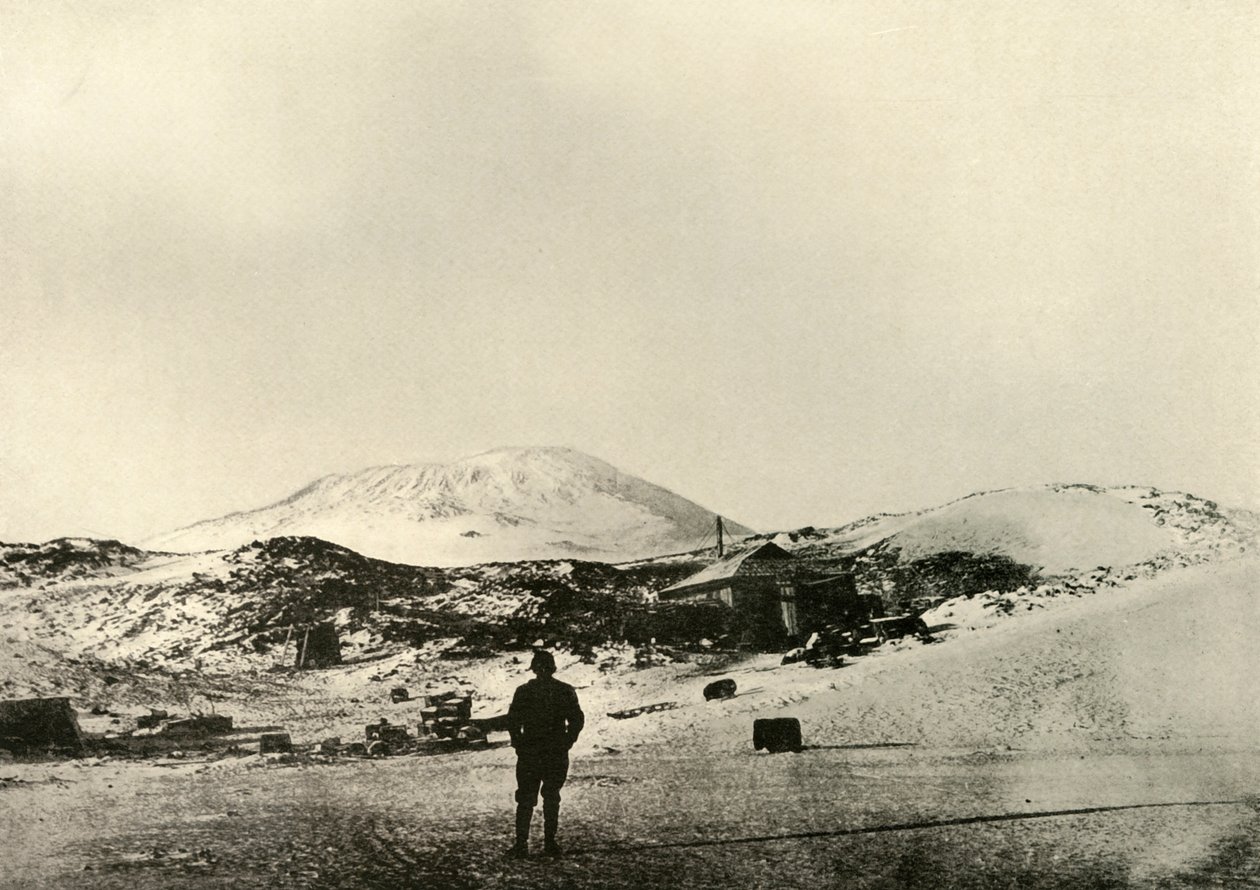 La capanna, con il Monte Erebus sullo sfondo, in autunno, 1908, 1909 da Unbekannt