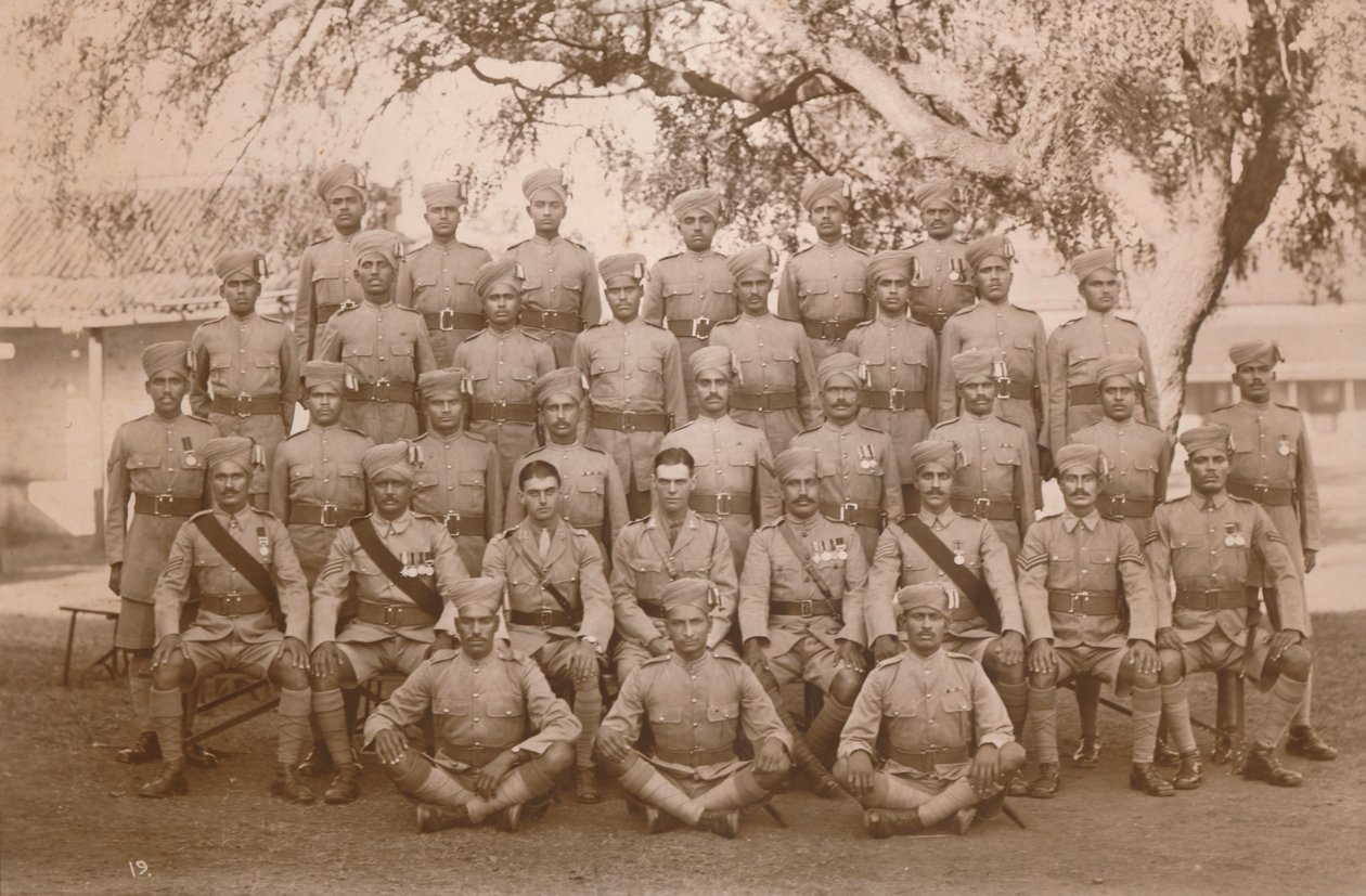 Il plotone indiano del primo battaglione, il reggimento reale del Kent. Poona, India da Unbekannt
