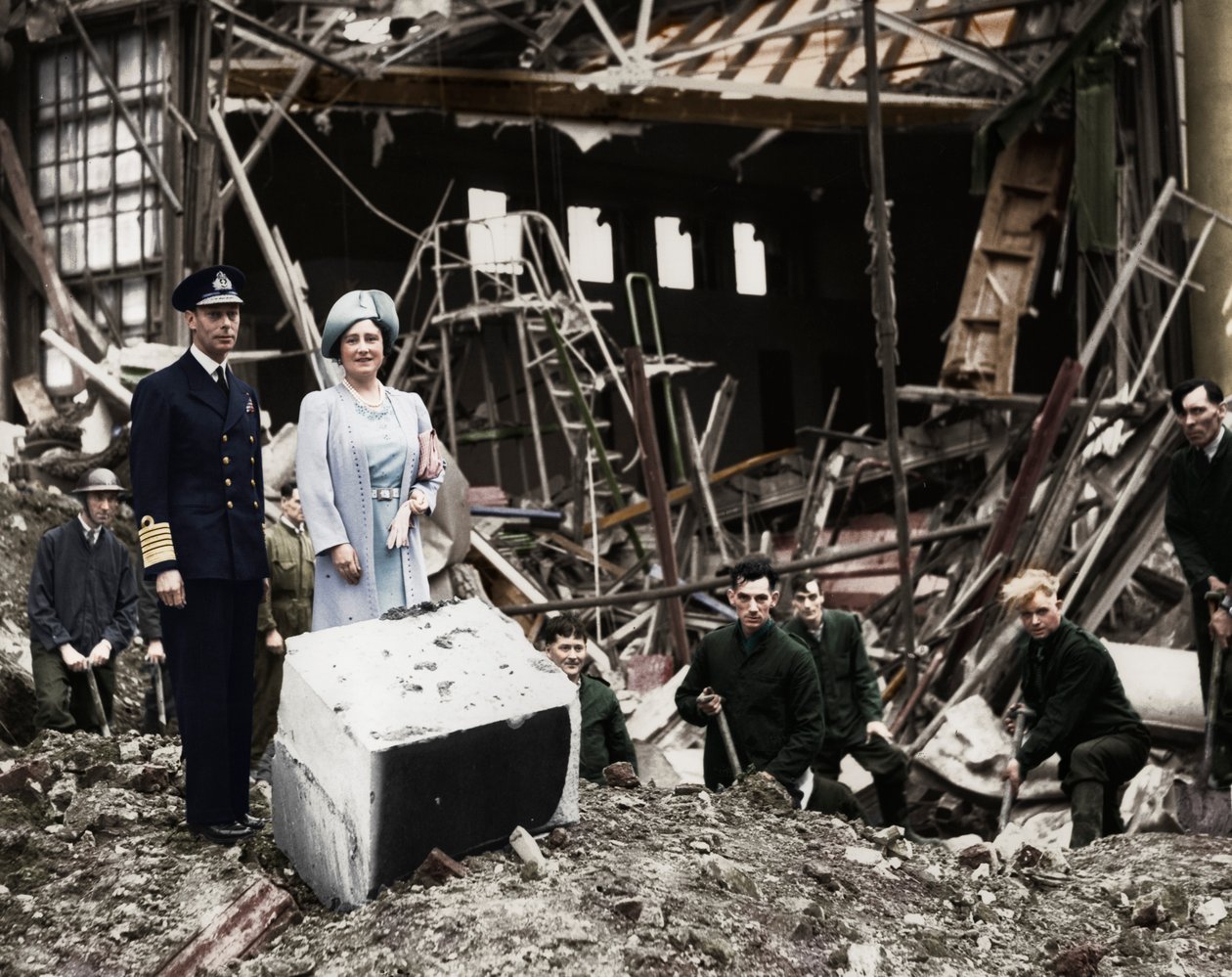 Il re e la regina ispezionano i danni delle bombe, Buckingham Palace, Londra, WWII, 1940 da Unbekannt