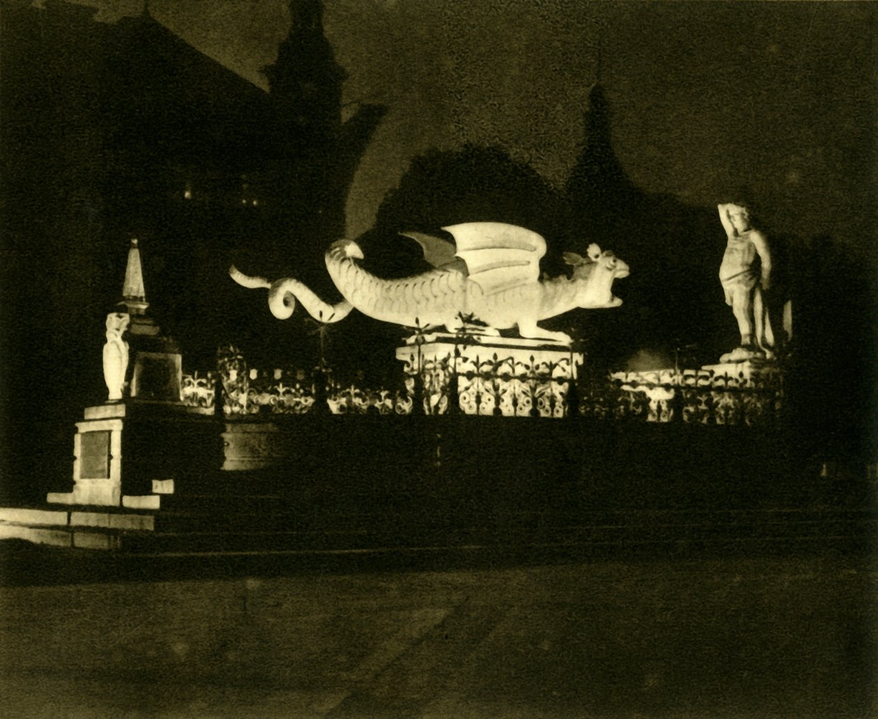 La fontana del Lindwurm, Klagenfurt, Austria, c1935 da Unbekannt