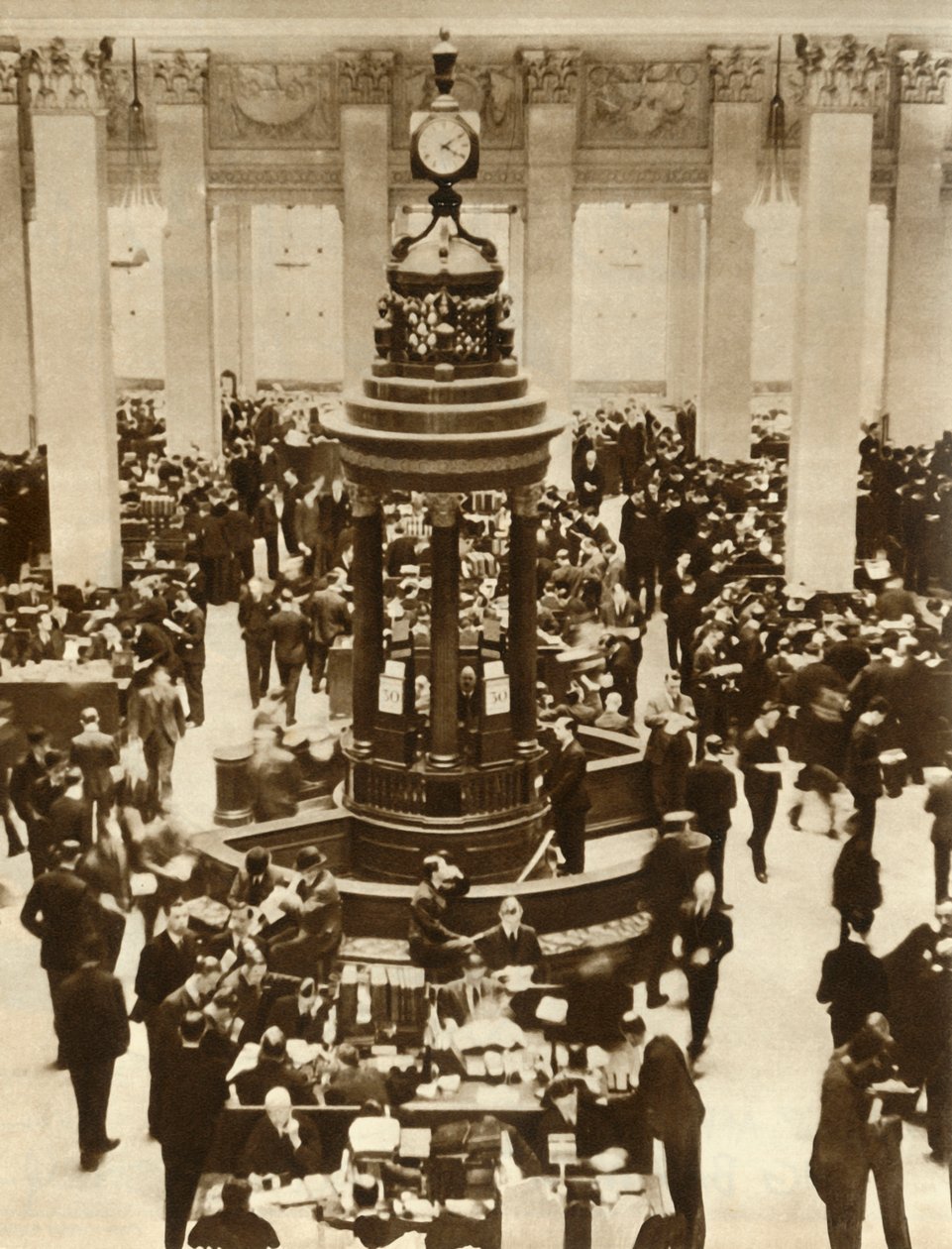 La campana di Lutine nella sala di sottoscrizione di Lloyds di Londra, 1933 da Unbekannt