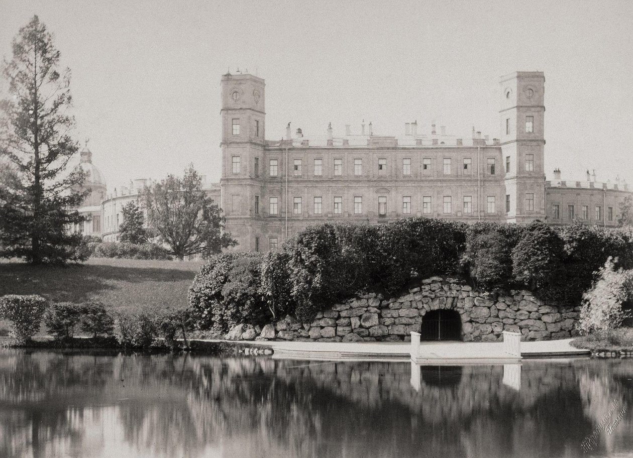 La facciata principale del palazzo di Gatchina, 1870-1880 da Unbekannt