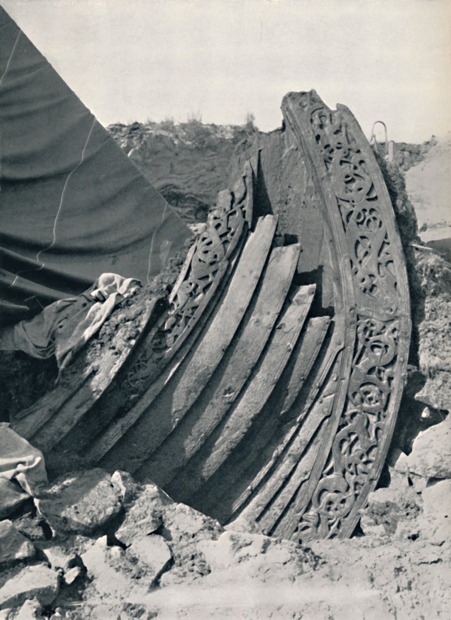 La nave di Oseberg nel tumulo, mostrando l