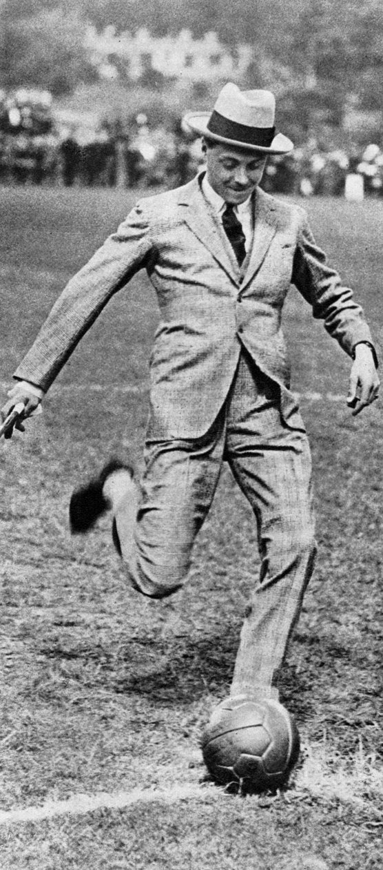 Il Principe di Galles dà il calcio d