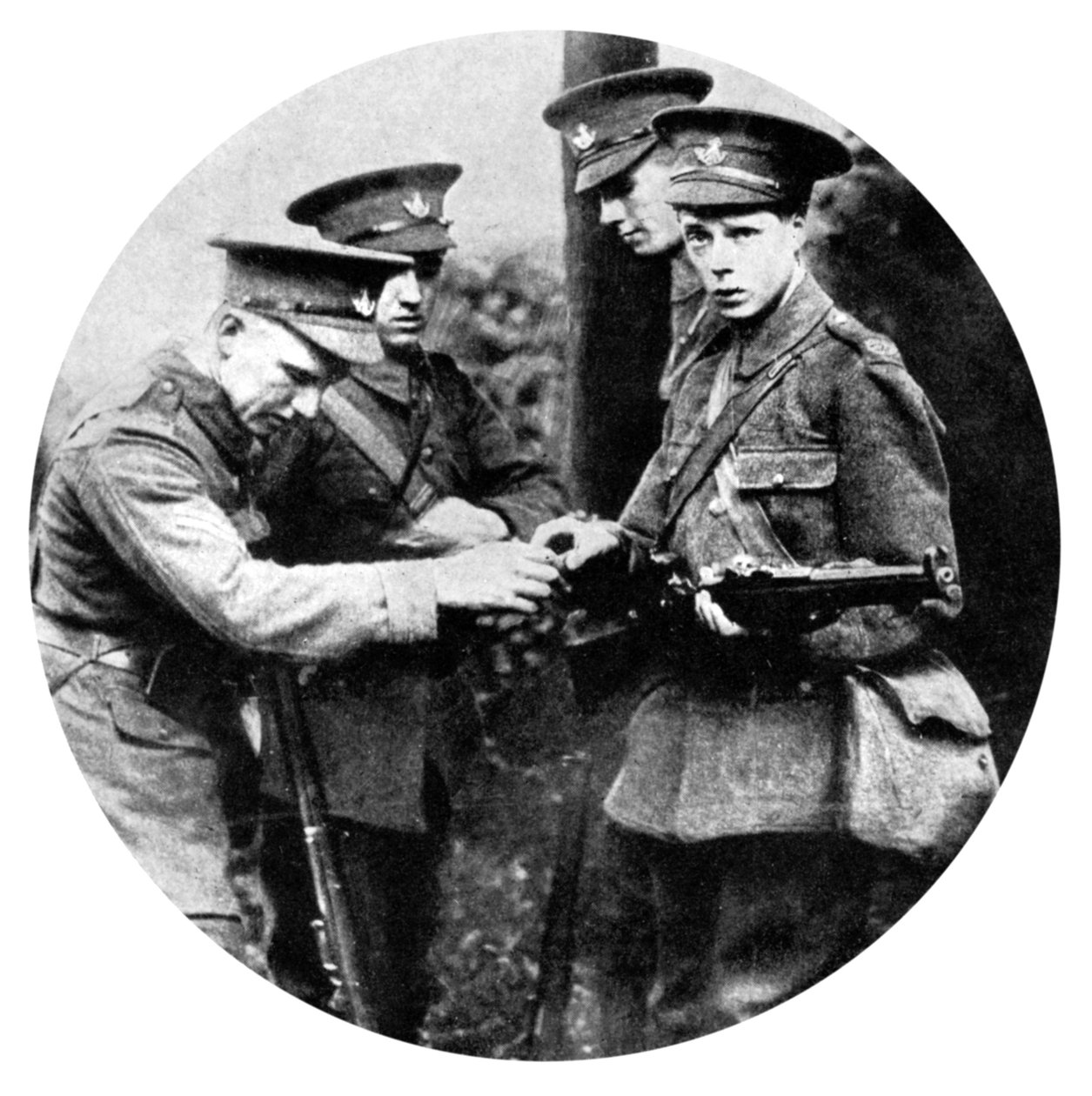 Il Principe di Galles carica un fucile nei Granatieri, Prima Guerra Mondiale da Unbekannt
