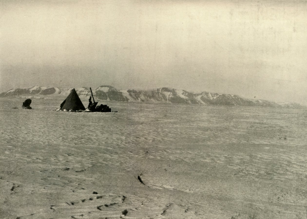 La catena montuosa della Regina Alessandra fotografata durante la discesa del ghiacciaio, c1908, 1909 da Unbekannt