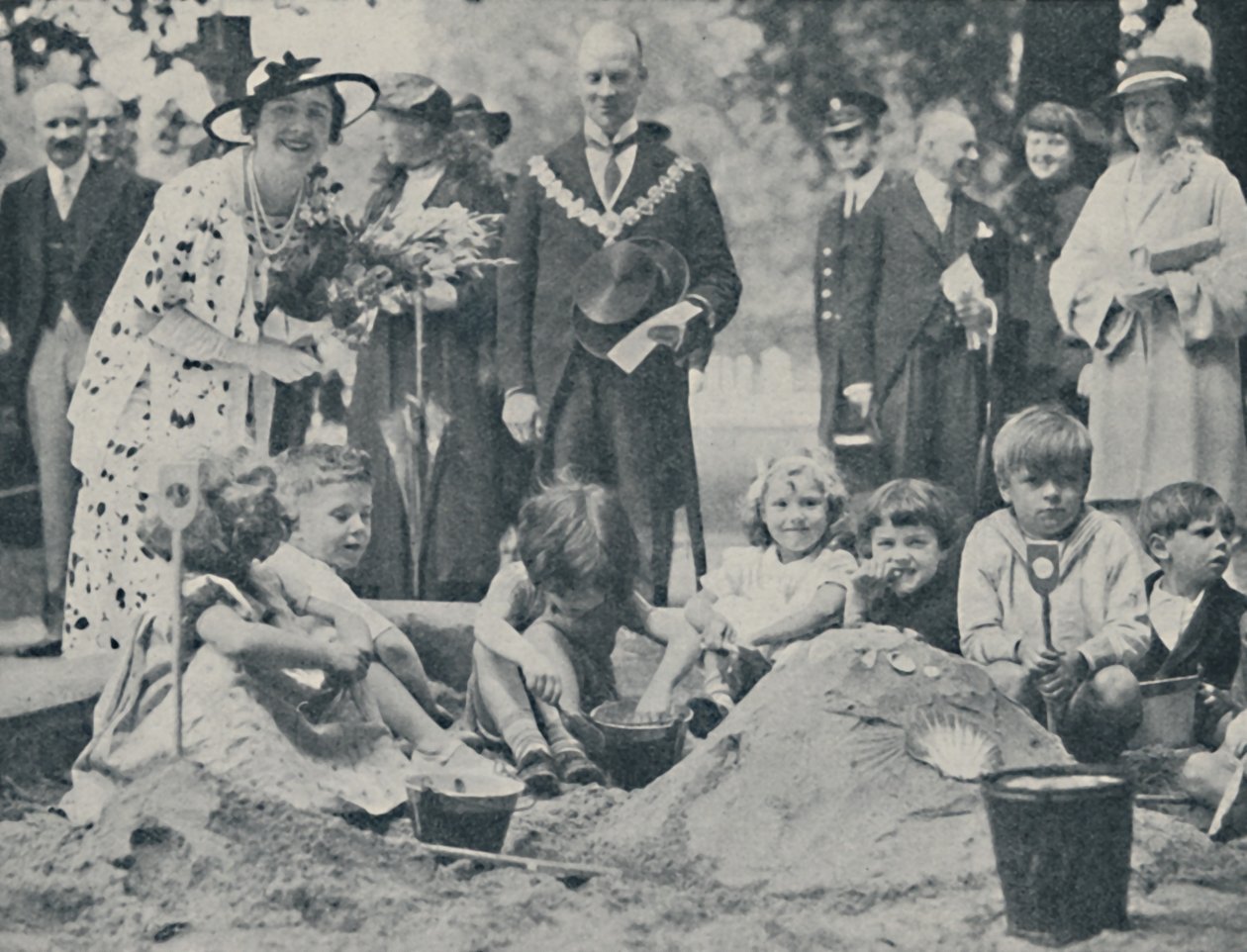 La regina inaugura un parco giochi per bambini, 1936, 1937 da Unbekannt