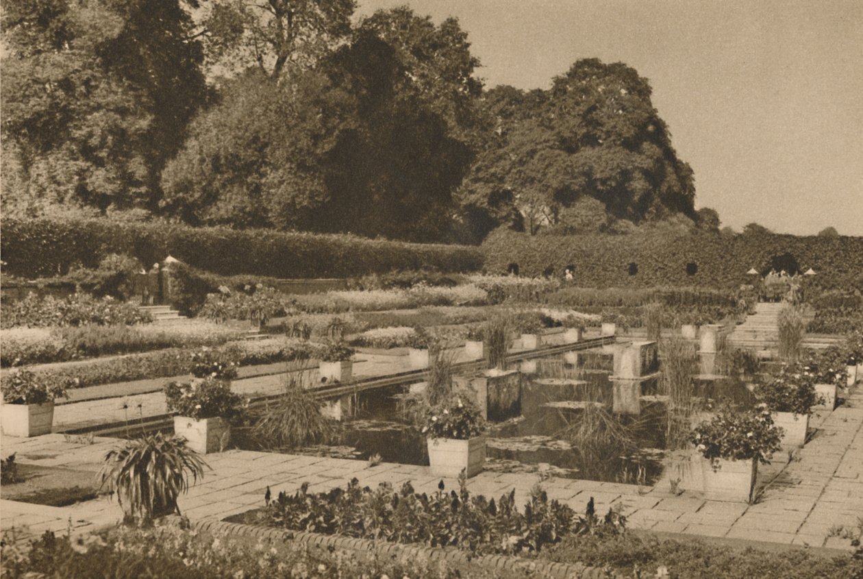 La quiete del giardino olandese a Kensington Palace custodito da cancelli chiusi, c1935 da Unbekannt
