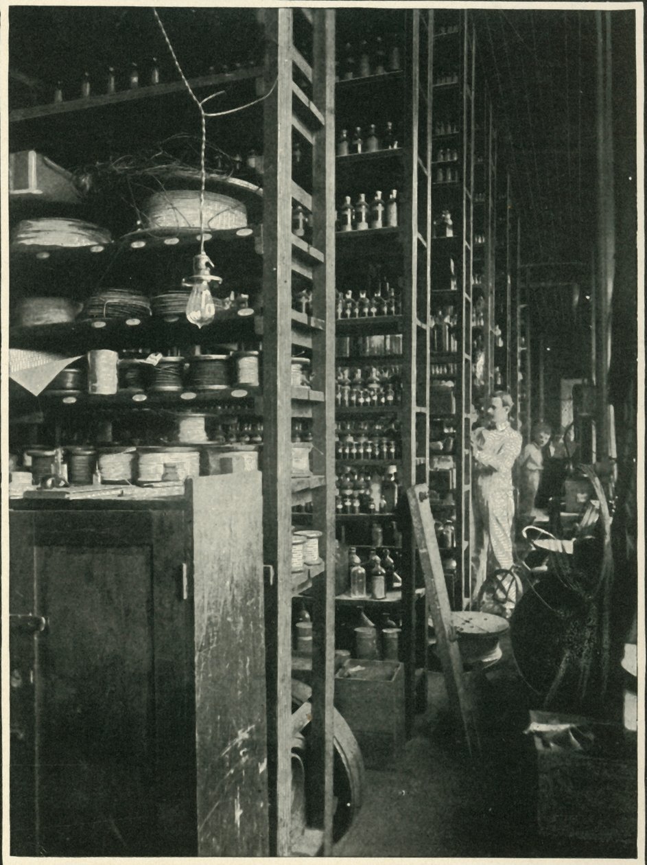 Gli scaffali del laboratorio di Edison con campioni di ogni sostanza conosciuta, 1902 da Unbekannt
