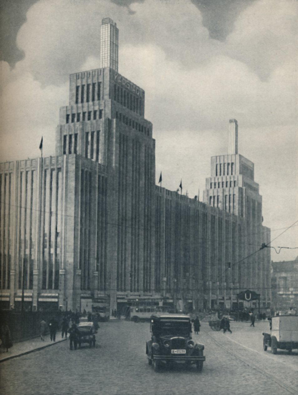 La Massa Torre-Flankata del Karstadthaus Costruita in un Distretto Operaio, c1935 da Unbekannt