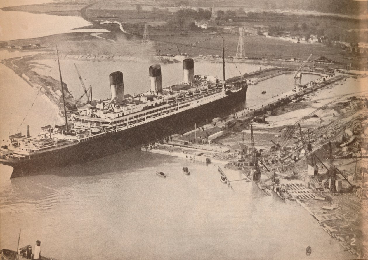 Il transatlantico White Star Majestic che entra nel più grande bacino di carenaggio del mondo a Southampton, c1934, 19 da Unbekannt