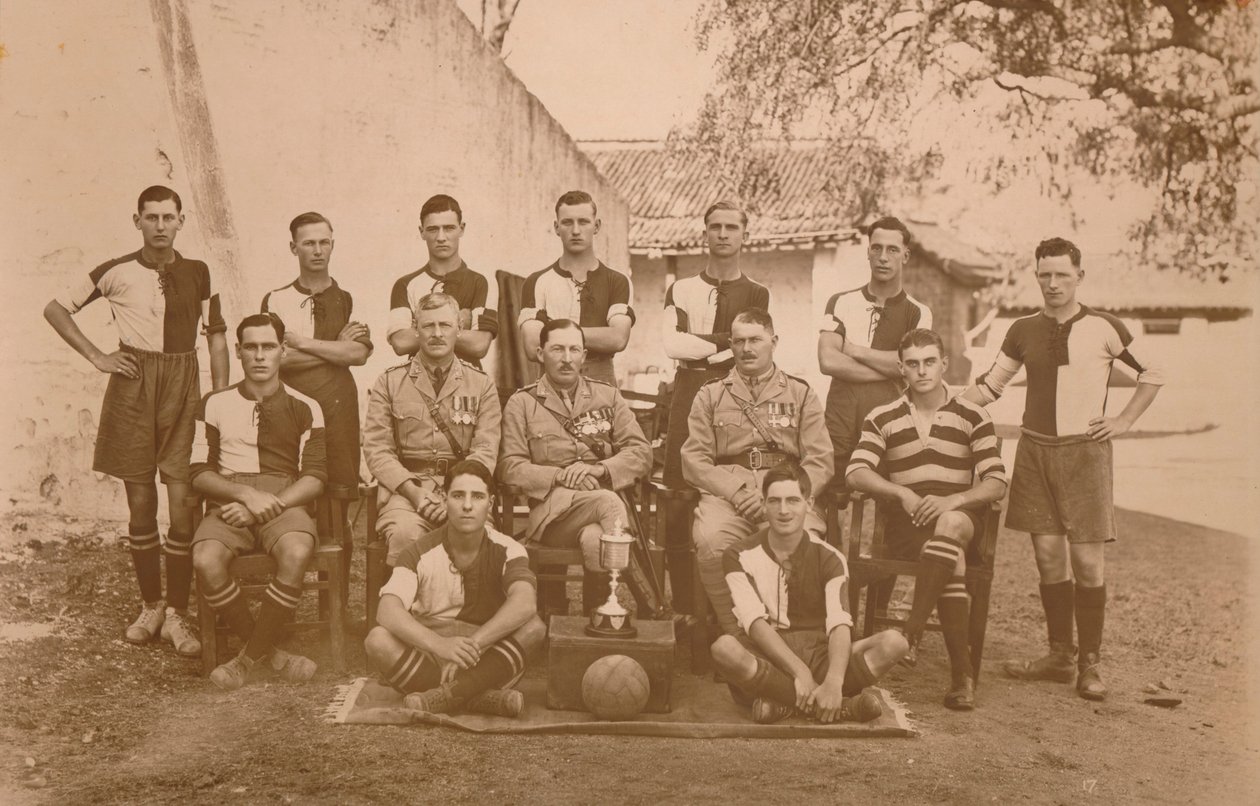 La squadra di calcio dei giovani soldati del primo battaglione, il reggimento Queen
