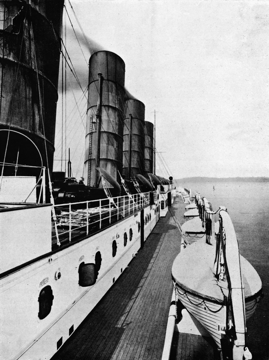 Il ponte della nave del Lusitania, con scialuppe di salvataggio da Unbekannt