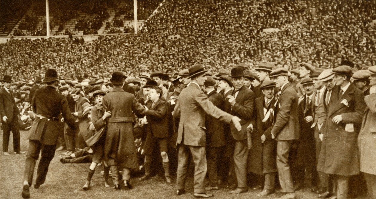 La prima finale della FA Cup si tiene al nuovo stadio di Wembley a Londra, 28 aprile 1923, 1935 da Unbekannt