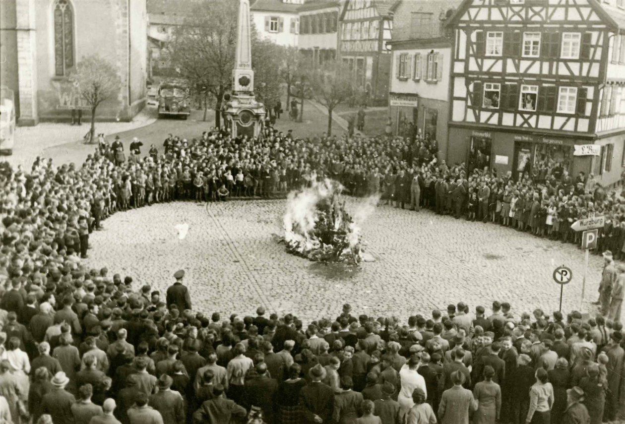 Gli arredi e gli oggetti rituali della sinagoga di Mosbach sulla piazza della città il 10 novembre 1 da Unbekannt