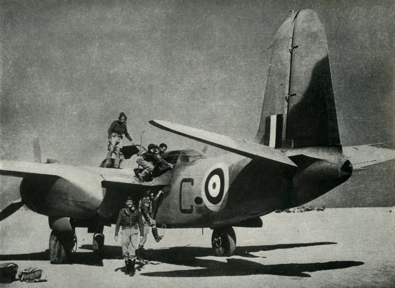 Il sole cocente scende su un campo di atterraggio nel deserto, c1942-1943, 1945 da Unbekannt