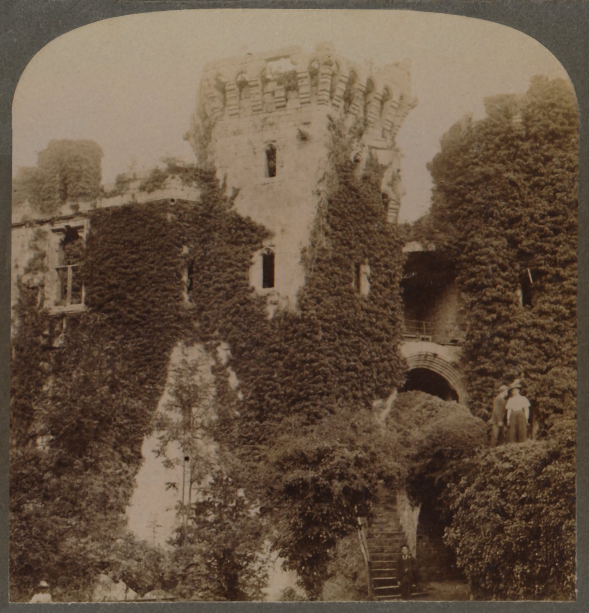 Le torri ricoperte di edera del Castello di Raglan, l