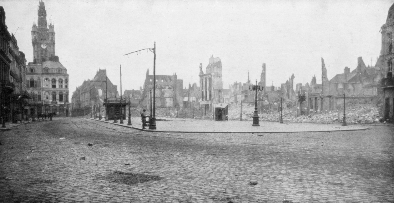 Le rovine e il campanile di Douai, Francia, 1918 da Unbekannt