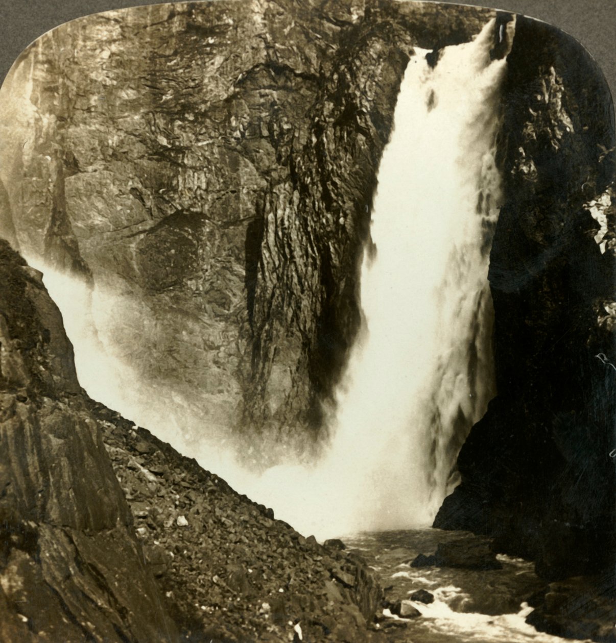 Le acque ribollenti del possente Voringfos, una delle più grandi cascate della Norvegia, c1905 da Unbekannt