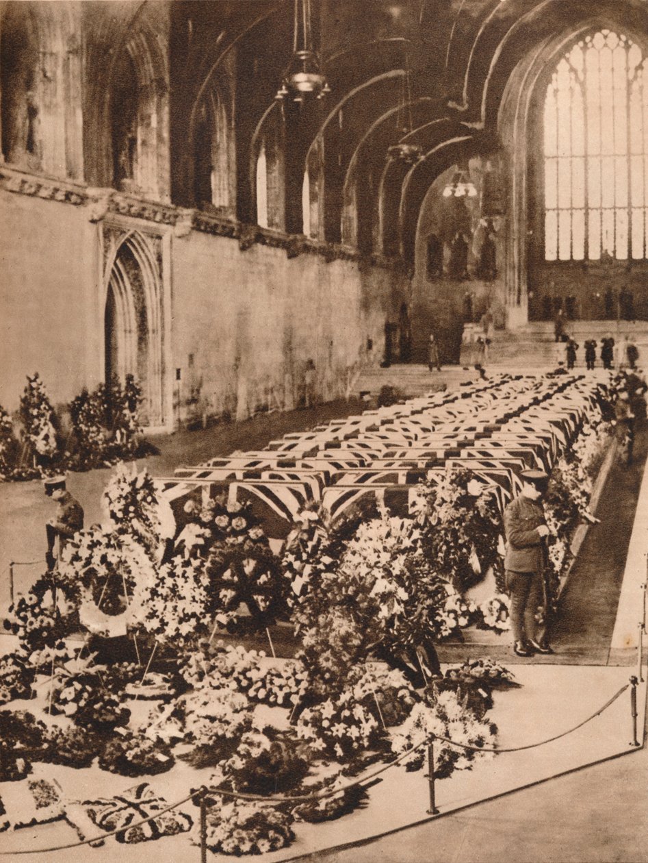 Le vittime del disastro del dirigibile R101 in stato a Westminster Hall, Londra, 1930 1935 da Unbekannt