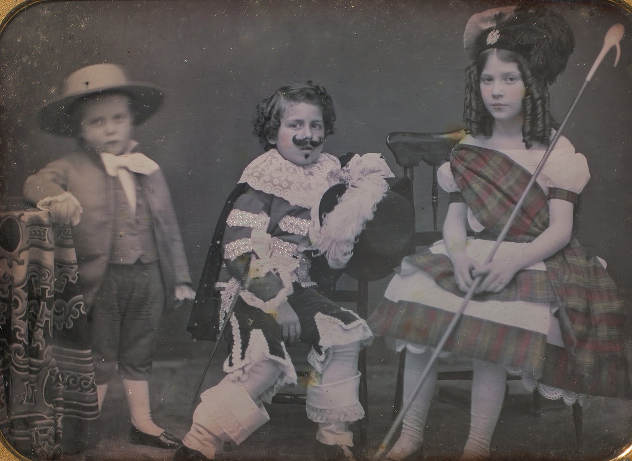 Tre bambini in costume da Unbekannt