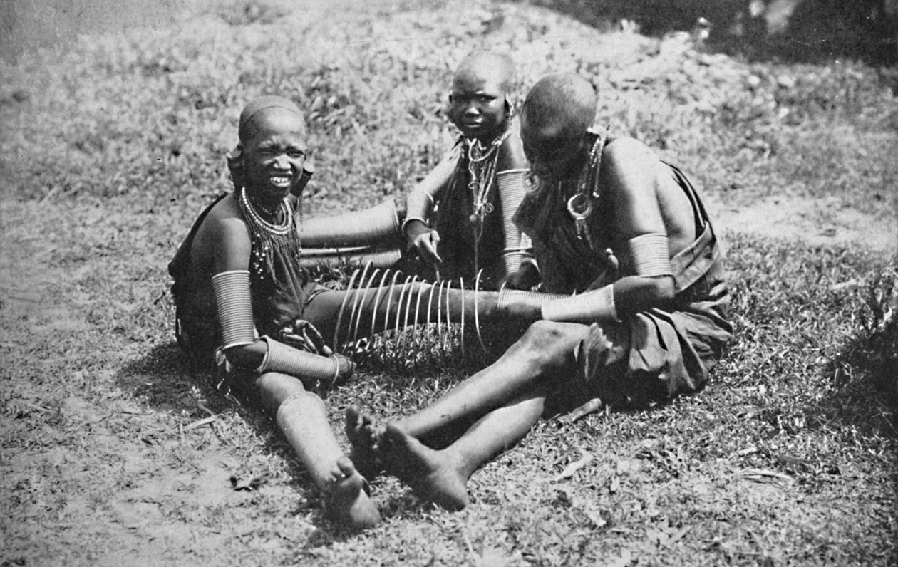 Tre giovani donne Masai, 1912 da Unbekannt