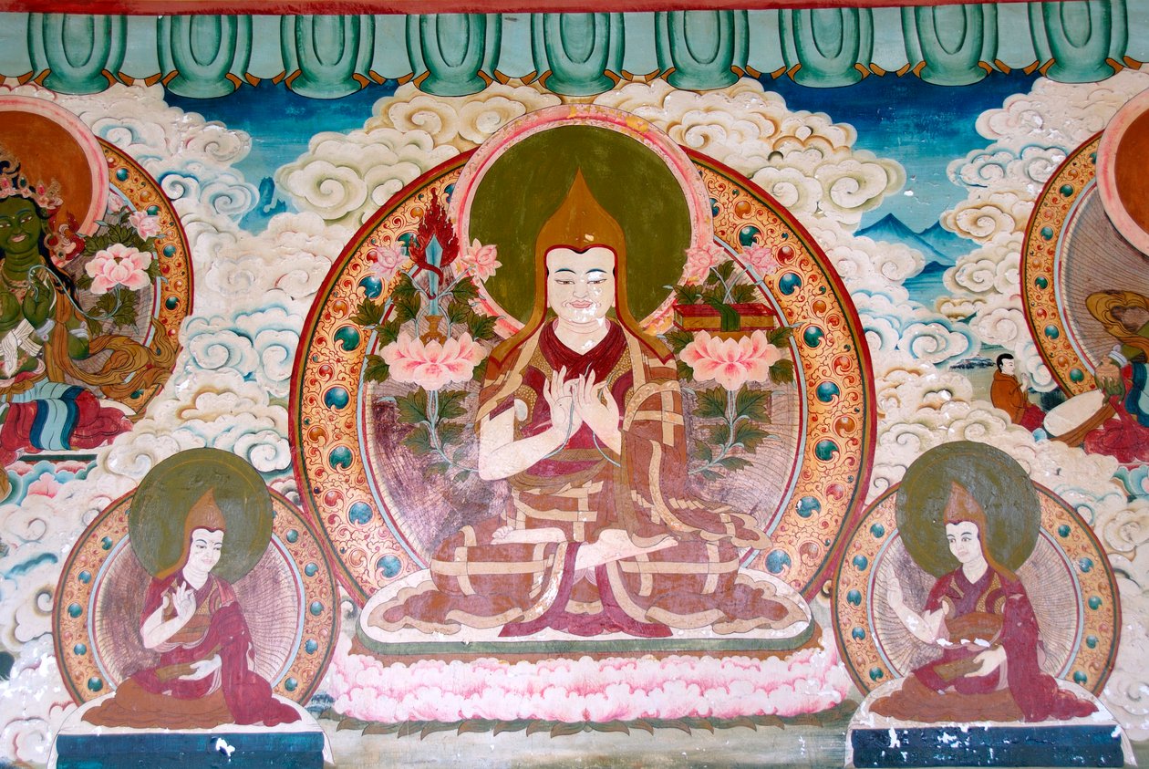 Buddismo tibetano; murale; Lama Tsongkharpa; scuola Gelug; cappelli gialli; meditazione; varie posture delle mani; mudra; Yongning; Tempio di Zhamei; area del Lago Lugu Hu; Provincia di Yunnan; Repubblica Popolare Cinese; Asia da Unbekannt