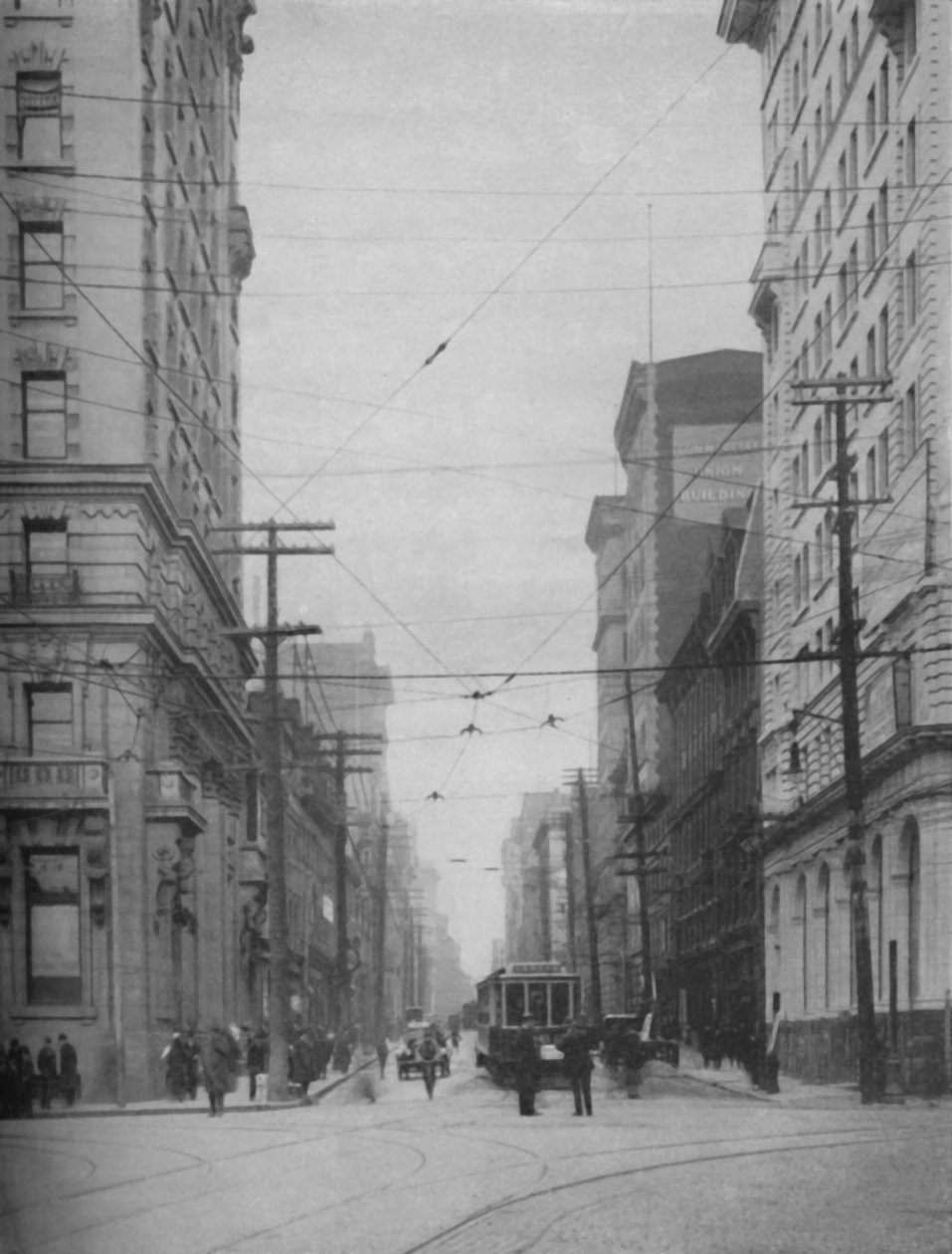 Facciate torreggianti di una delle vie commerciali più trafficate della città, c1935 da Unbekannt
