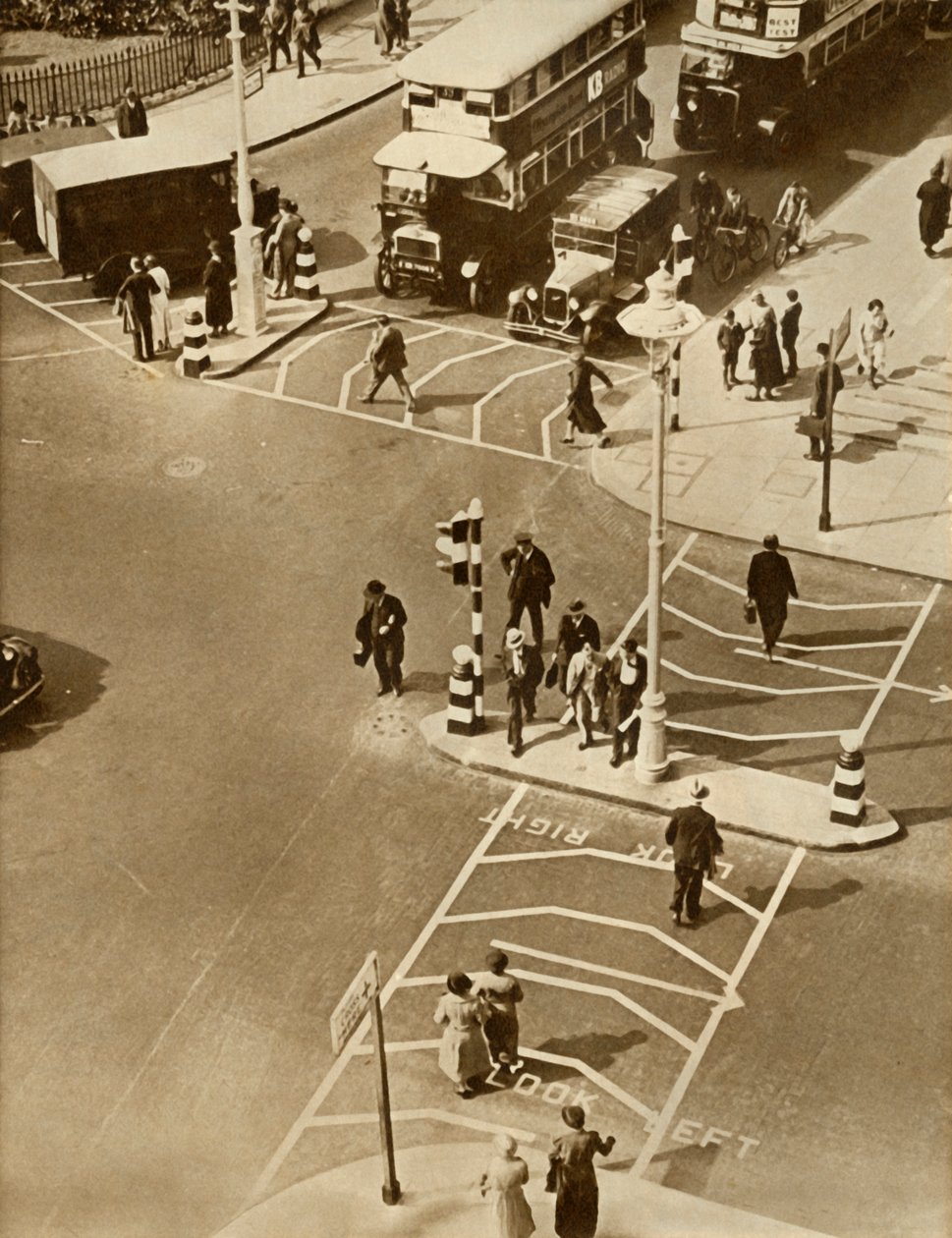Traffico e pedoni a Trafalgar Square, Londra, 1935 da Unbekannt