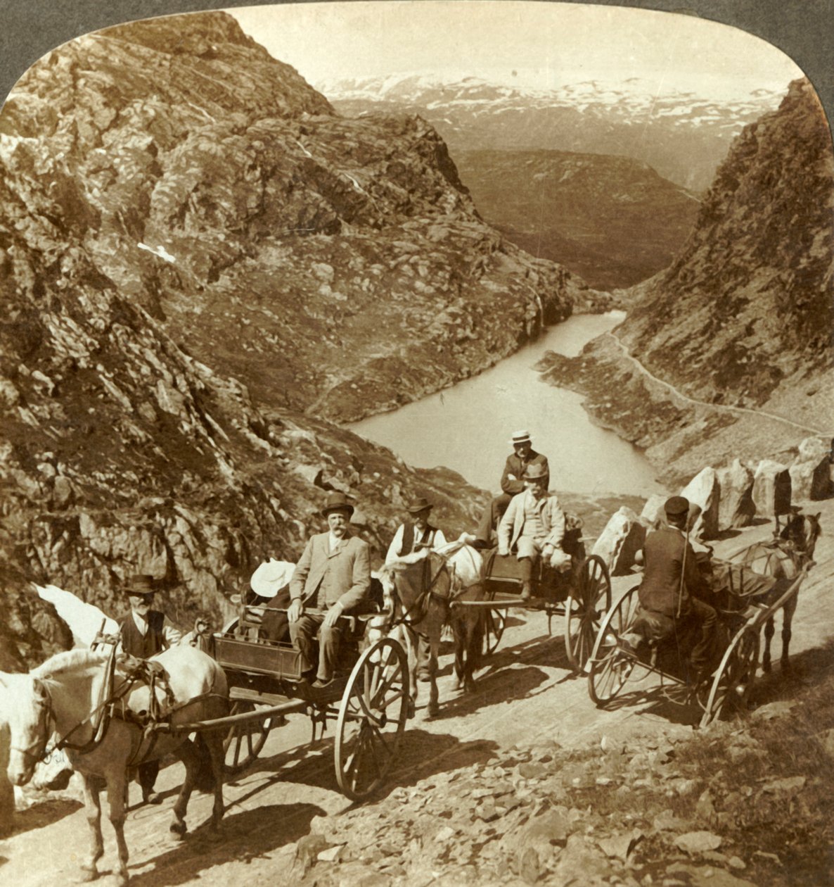 Viaggiatori su strada di montagna attraverso la selvaggia gola di Seljestad, Norvegia, c1905 da Unbekannt