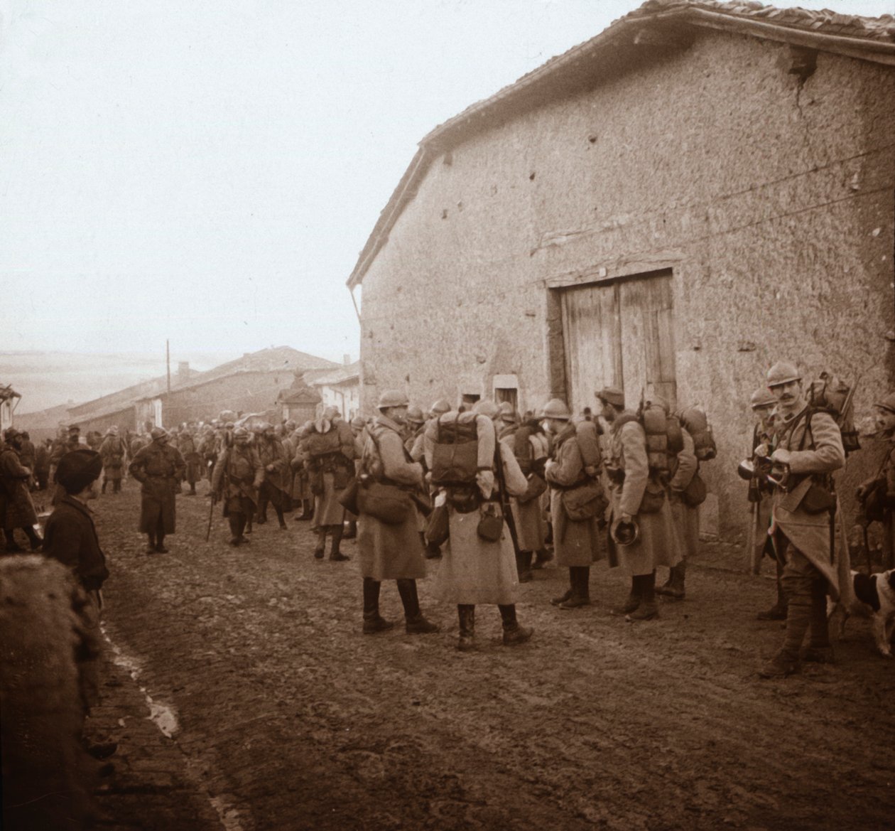Truppe con zaini, Somme, Francia settentrionale, c1914-c1918 da Unbekannt