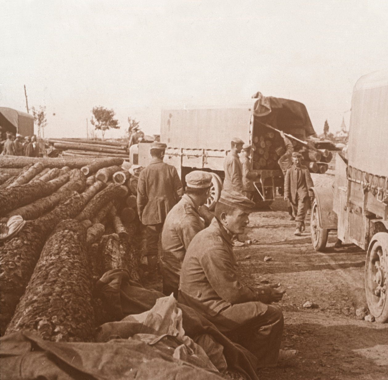 Camion sulla Voie Sacrée, Verdun, nord della Francia, c. 1914-c. 1918 da Unbekannt