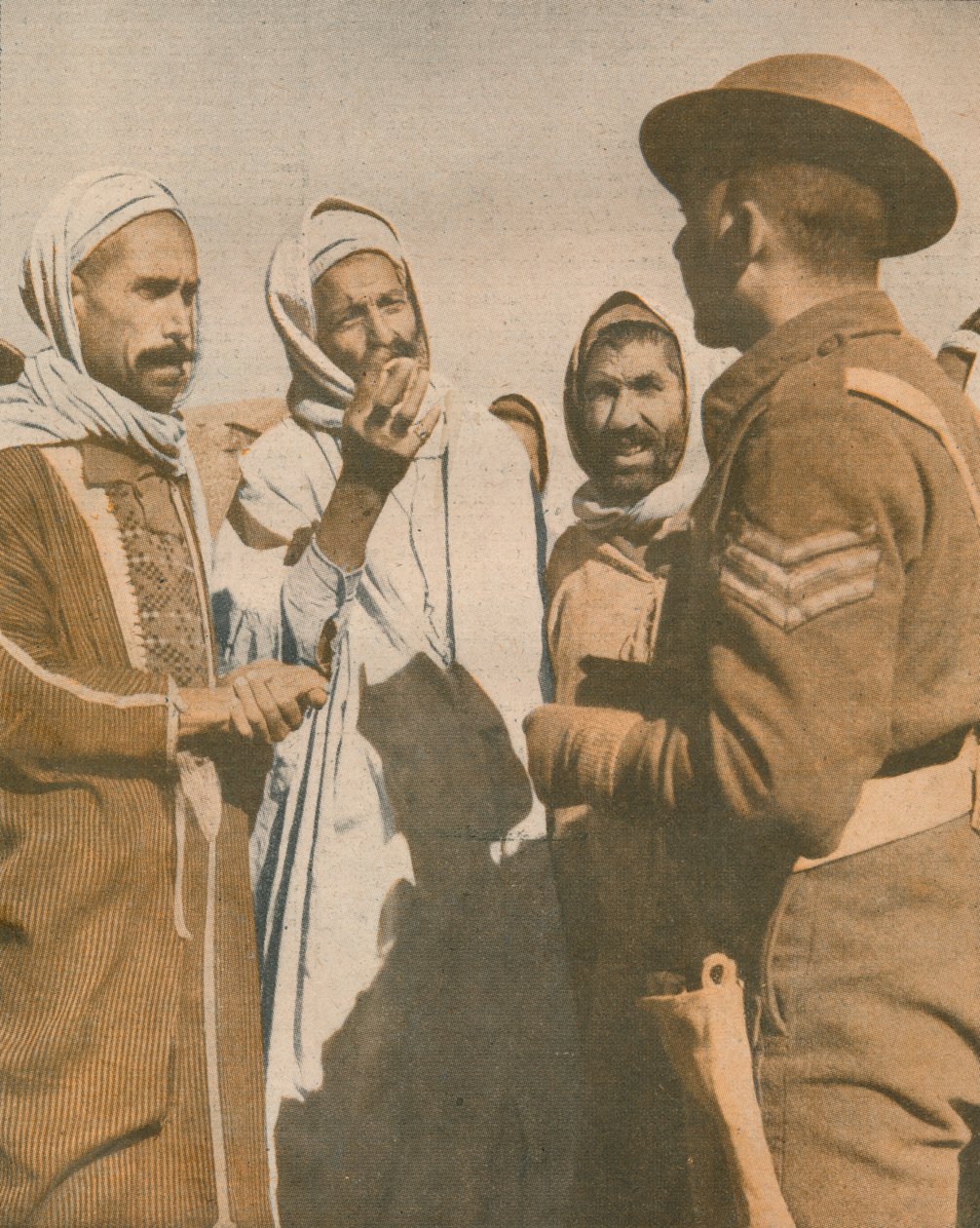 Arabi tunisini accolgono un sergente britannico a Chaouach, 1943 da Unbekannt