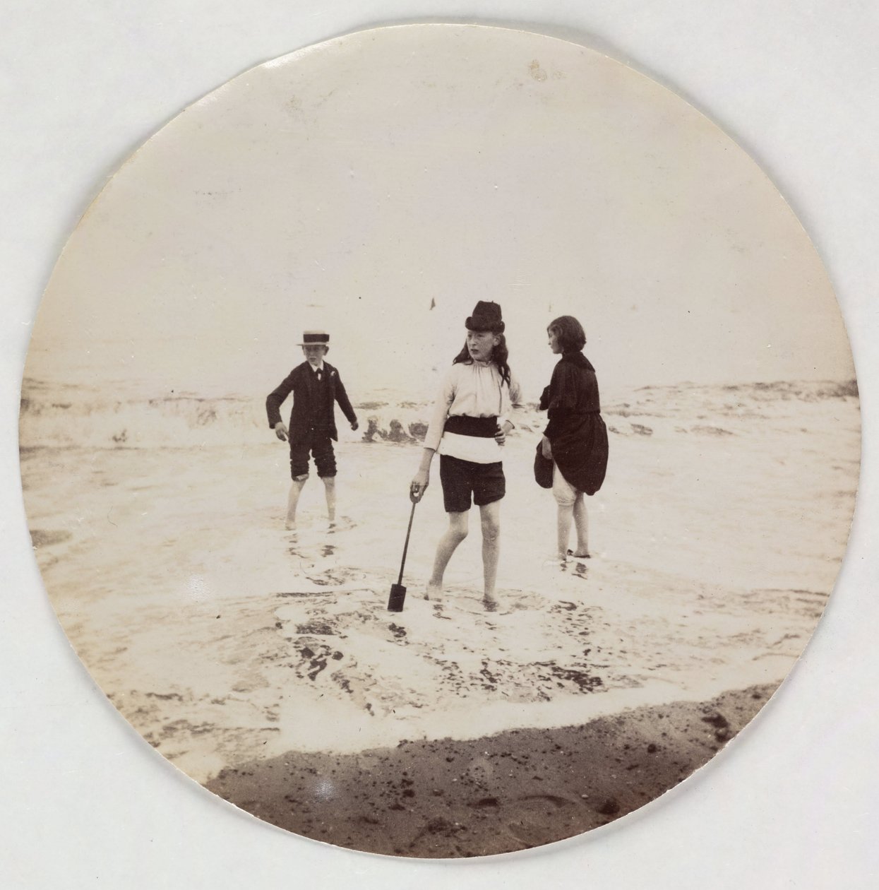 Due ragazze e un ragazzo che giocano in mare, circa 1890 da Unbekannt