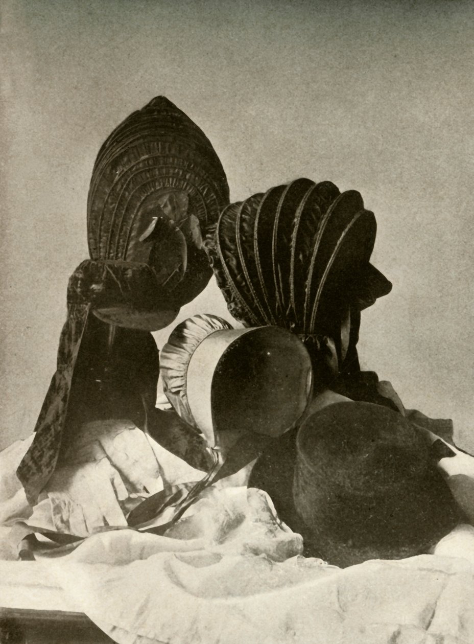 Due calasce di seta, cappello da equitazione, cappello quacchero, guanti e gonna, XVIII secolo, 1937 da Unbekannt