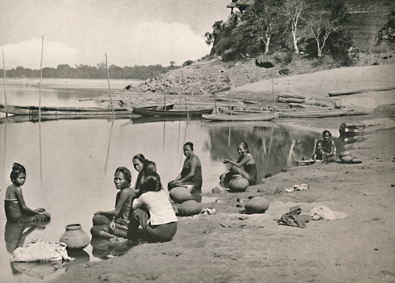 Scena tipica sul fiume Irrawaddy - Donne che fanno il bagno e raccolgono acqua, 1900 da Unbekannt