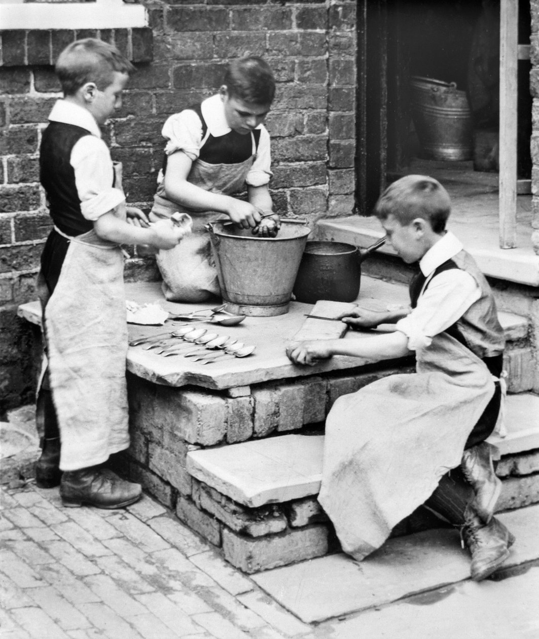 Regno Unito: Ragazzi che pelano patate e affilano coltelli all