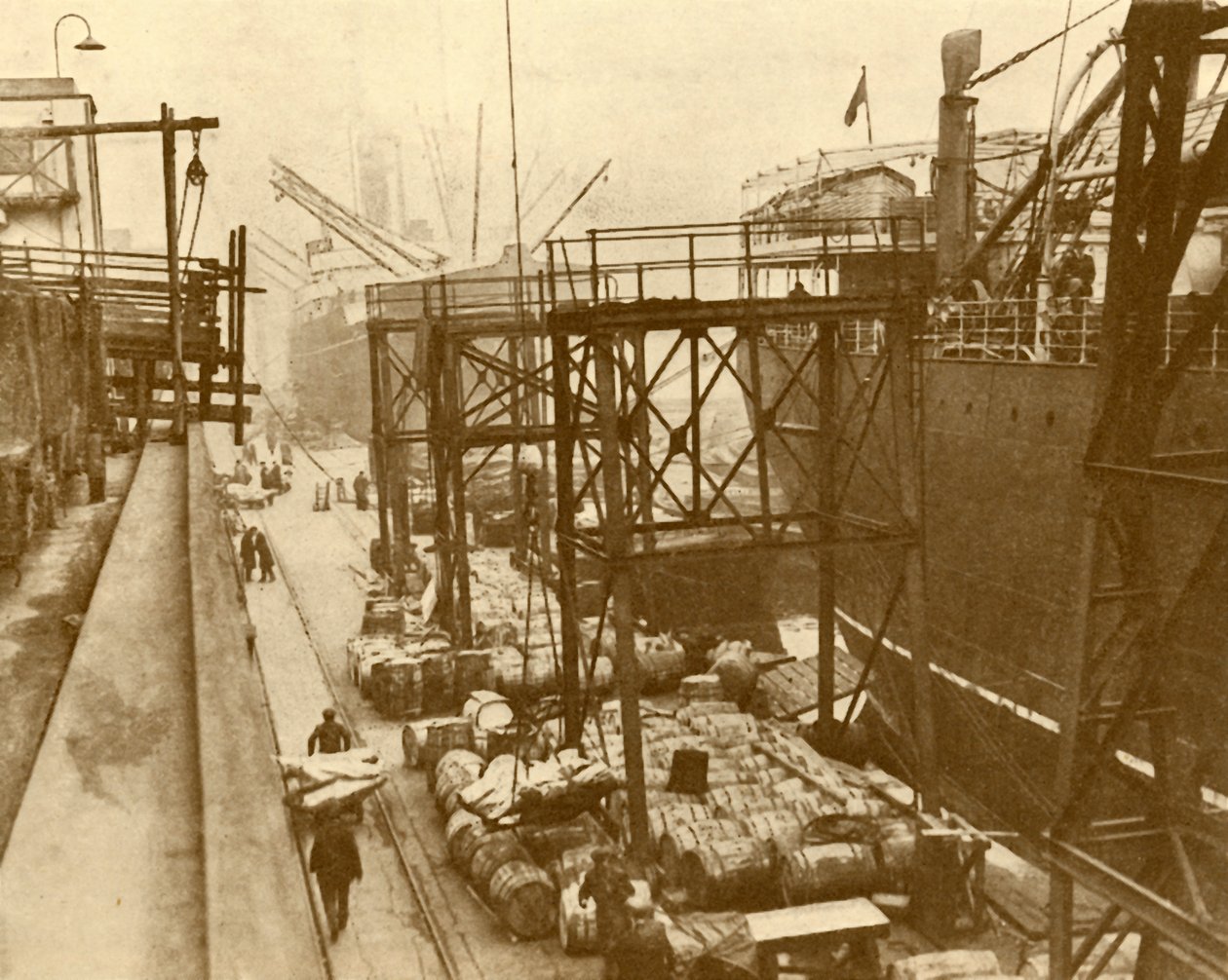 Scarico delle navi alimentari ai Royal Albert Docks, Londra, c1930 da Unbekannt