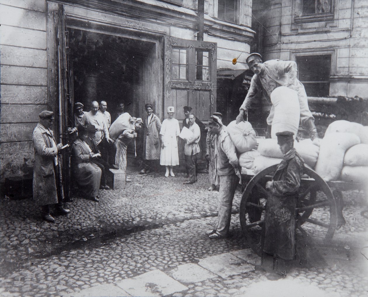 Scarico di cibo, la Casa degli Scienziati, Pietrogrado, Russia, c1920-c1924 da Unbekannt