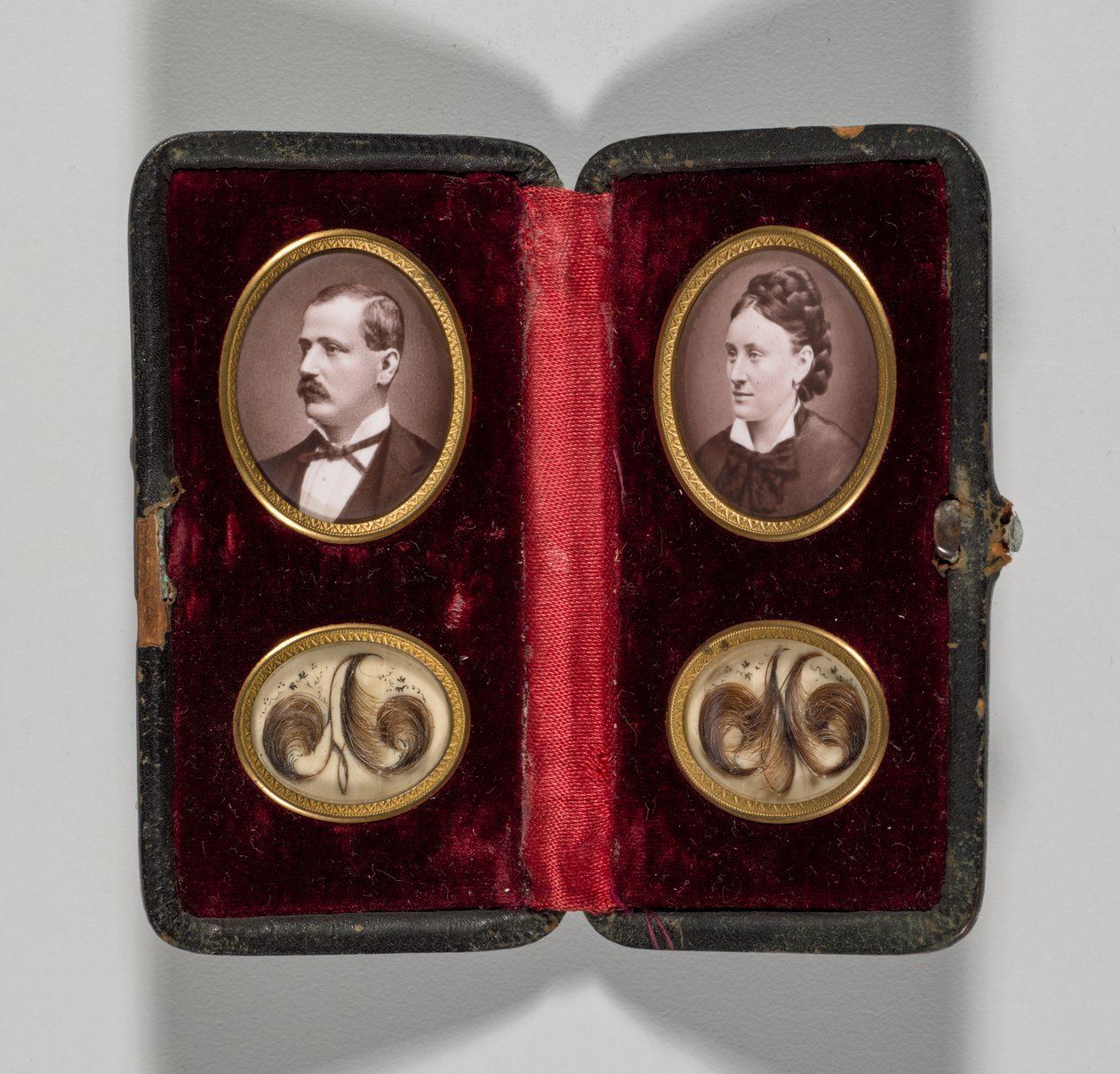 Senza titolo, custodia con ritratti di un uomo e una donna e ornamenti per capelli, c. 1870 da Unbekannt